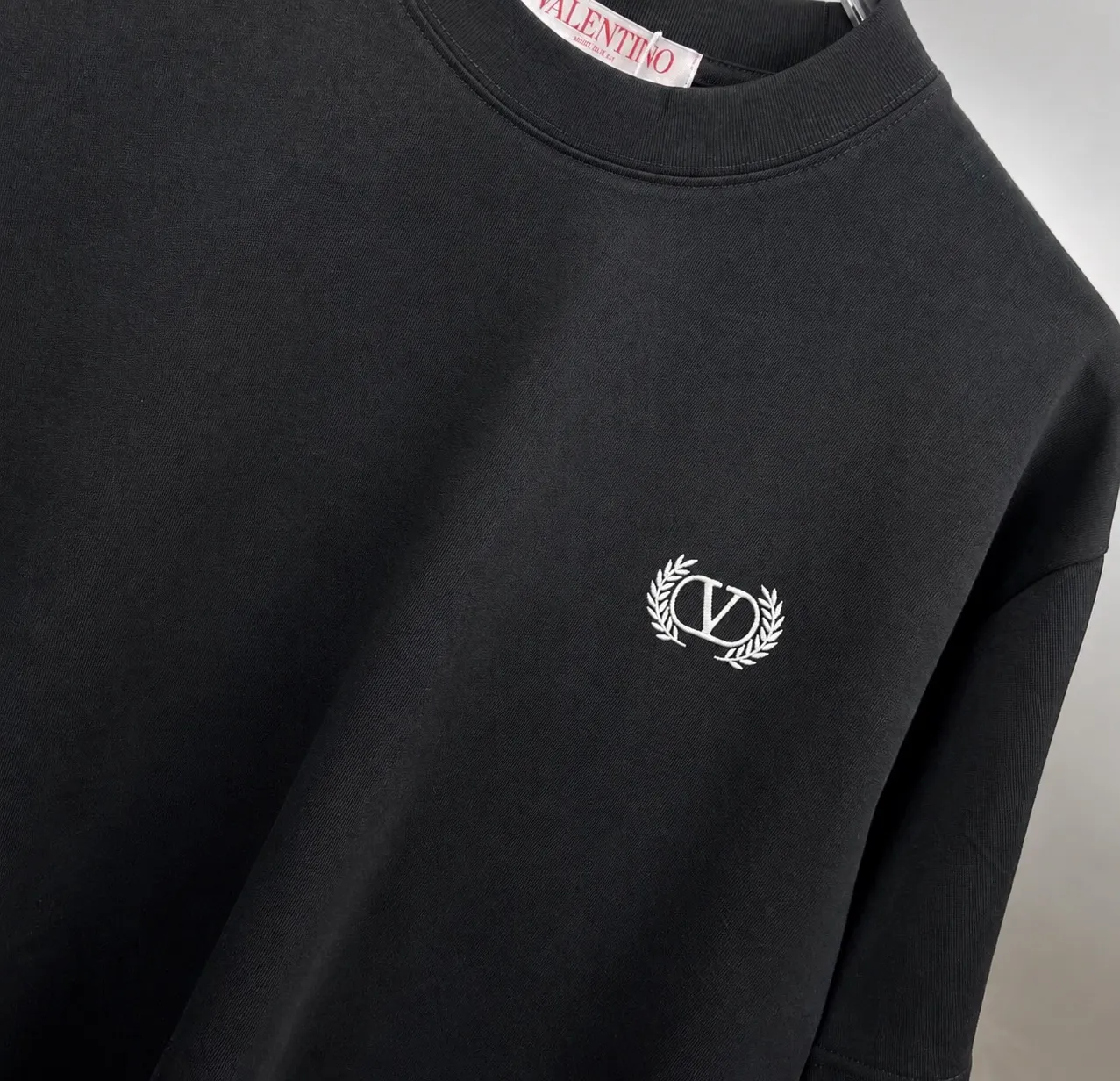 valent*no *Valentino, logo letter three-dimensional embroidery "Difference currency fabric" double yarn pure cotton top 7a antibacterial short-sleeved tee The upper body is very comfortable, Same Style half-sleeves for men and women, dropped shoulders and loose version Color: Black White Coffee Brown Size: S (90-130 pounds) M (125-150 pounds) L (135-165 pounds) XL (160-190 pounds) XXL (185-220 pounds)